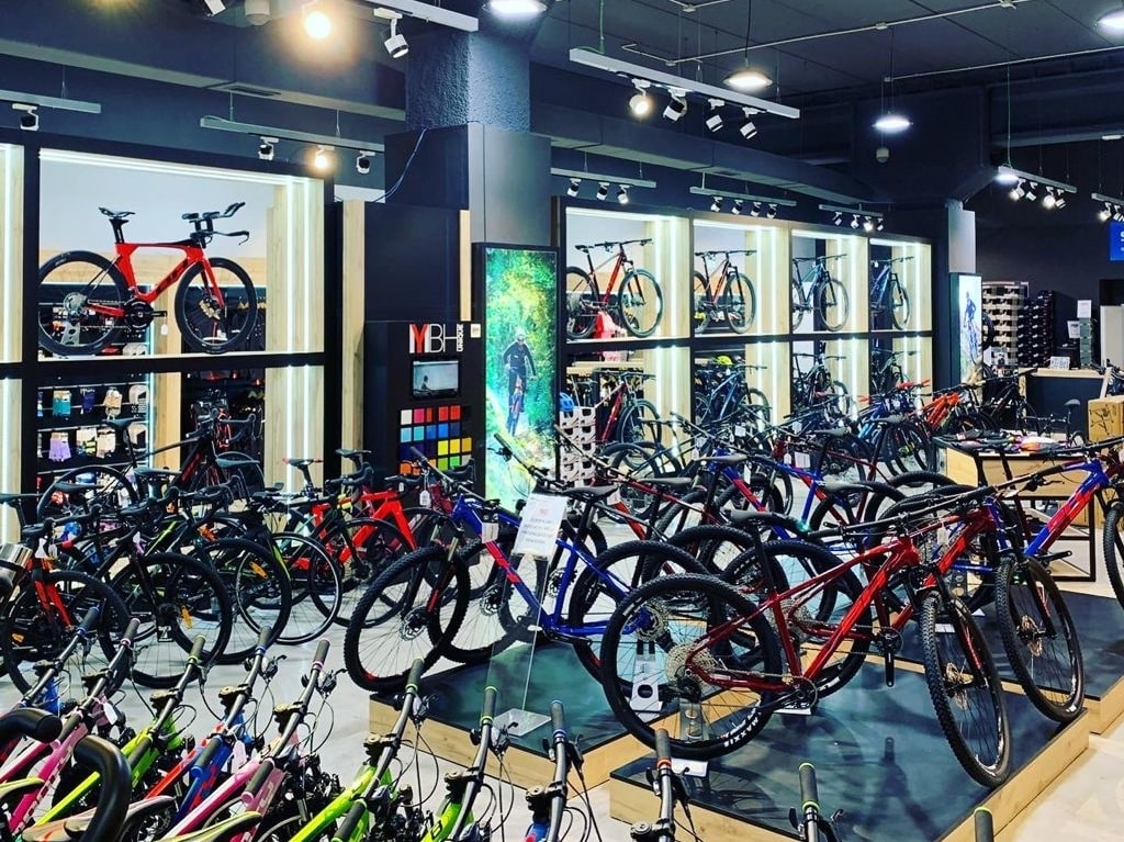 Imagen de nuestro salon de ventas con bicicletas